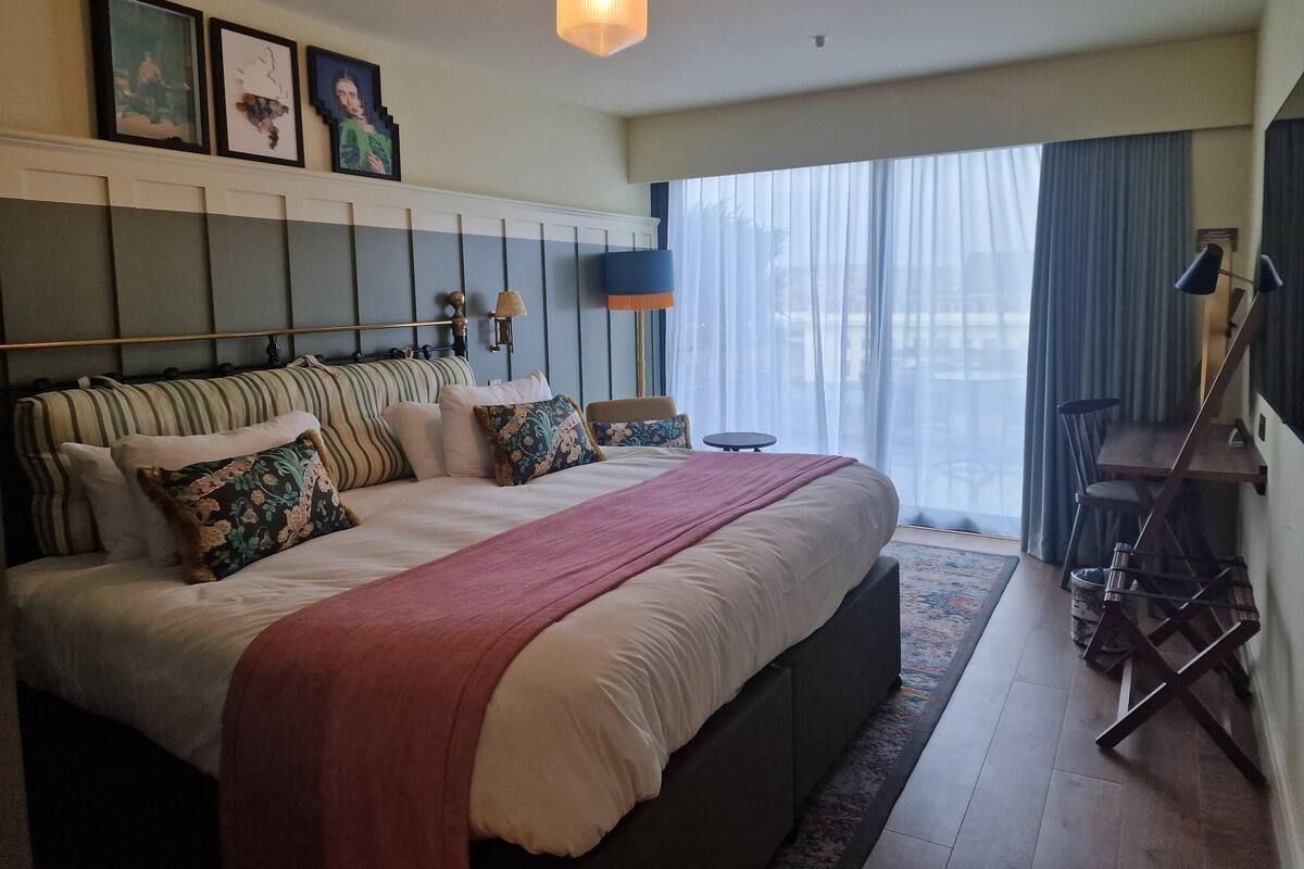 Hypo-allergenic bedding, in-room safe, desk, laptop workspace