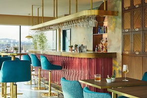 2 bars-salons, bar sur le toit