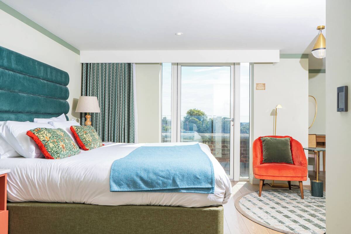 Premium Room, 1 King Bed, Balcony | Hypo-allergenic bedding, in-room safe, desk, laptop workspace