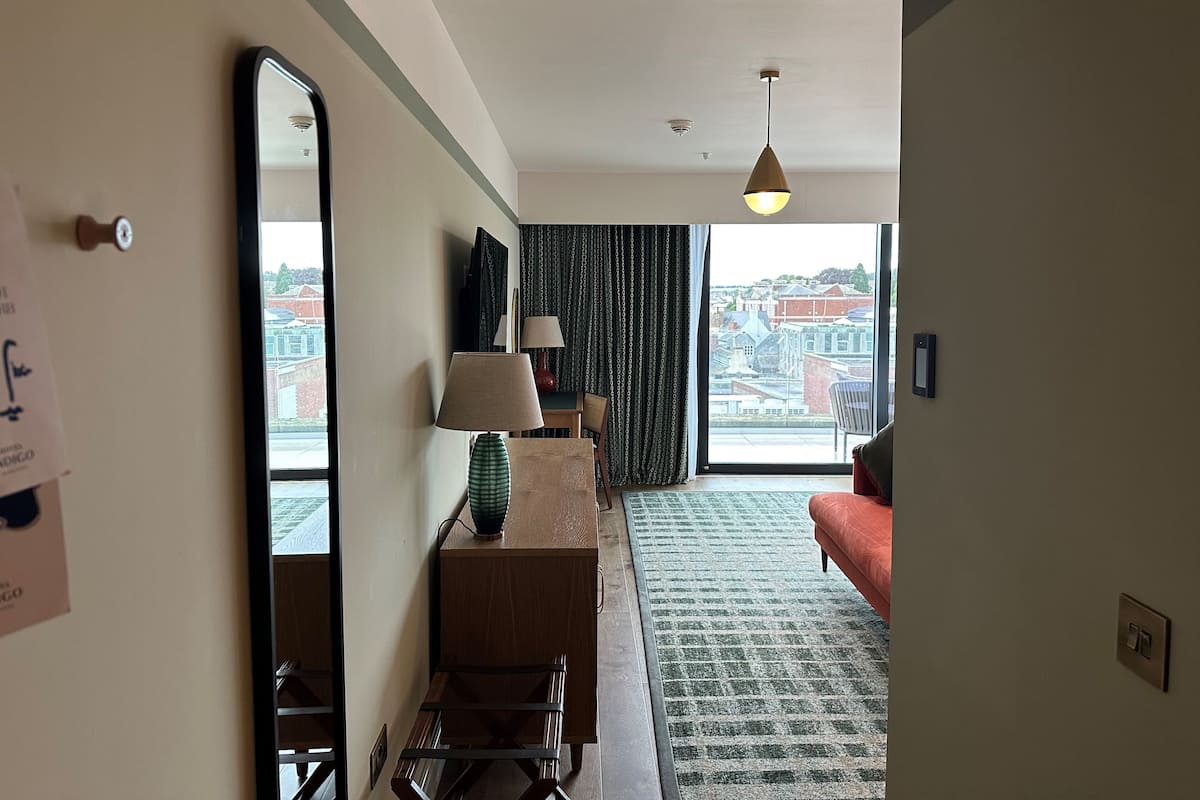 Suite, 1 Tempat Tidur King, balkon, pemandangan kota (Super King) | 1 kamar tidur, brankas, dan didekorasi berbeda-beda