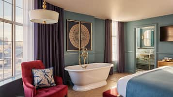 Suite, 1 kingsize bed (Feature Bath) | Een kluis op de kamer, individueel gedecoreerd, individueel gemeubileerd