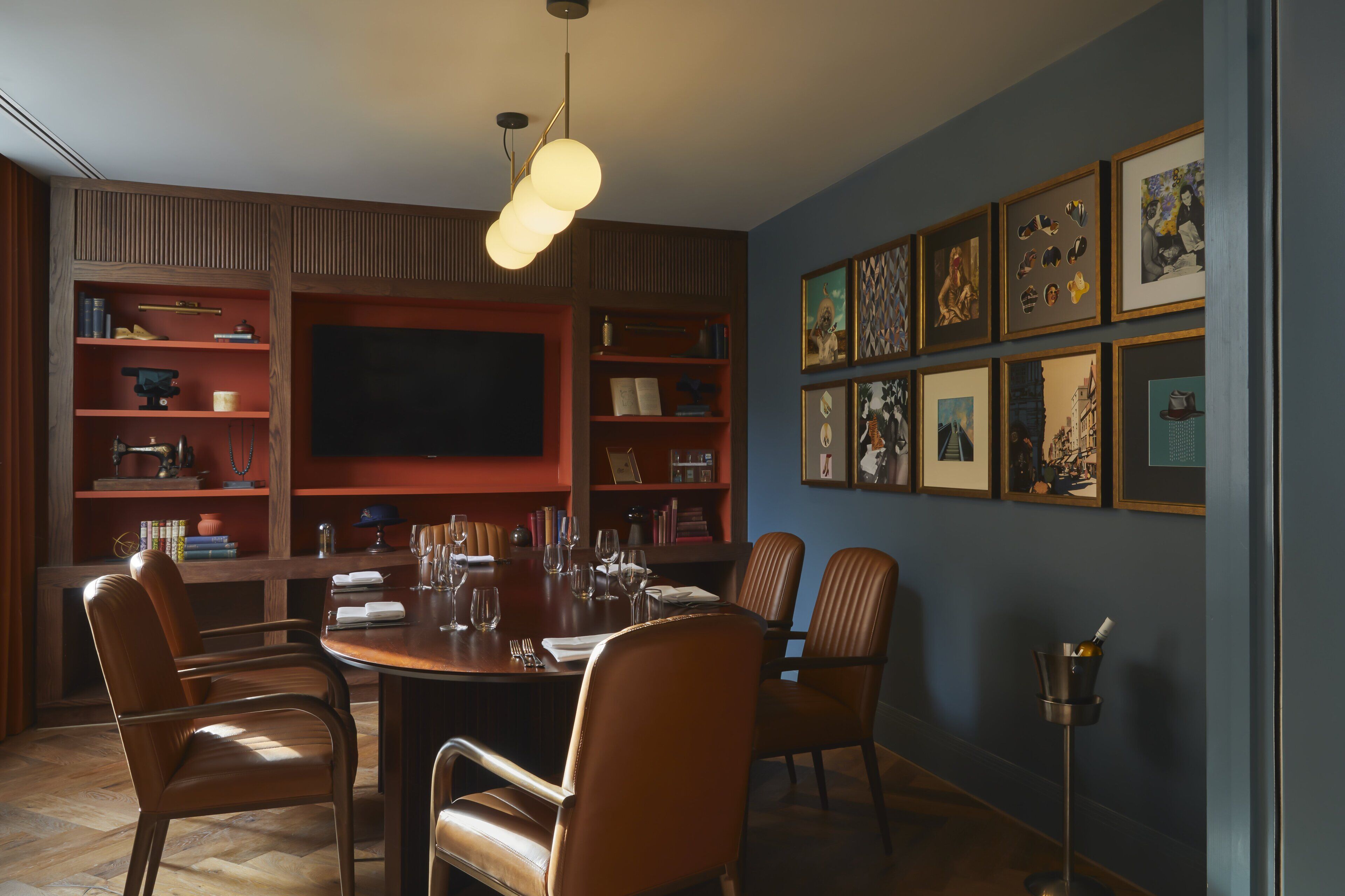 Un comedor con una mesa redonda, sillas y un televisor.