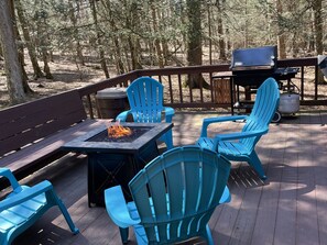 Outdoor dining - Secluded & Bright country house close to lakes & Bethel Woods/Woodstock grounds (Bethel)