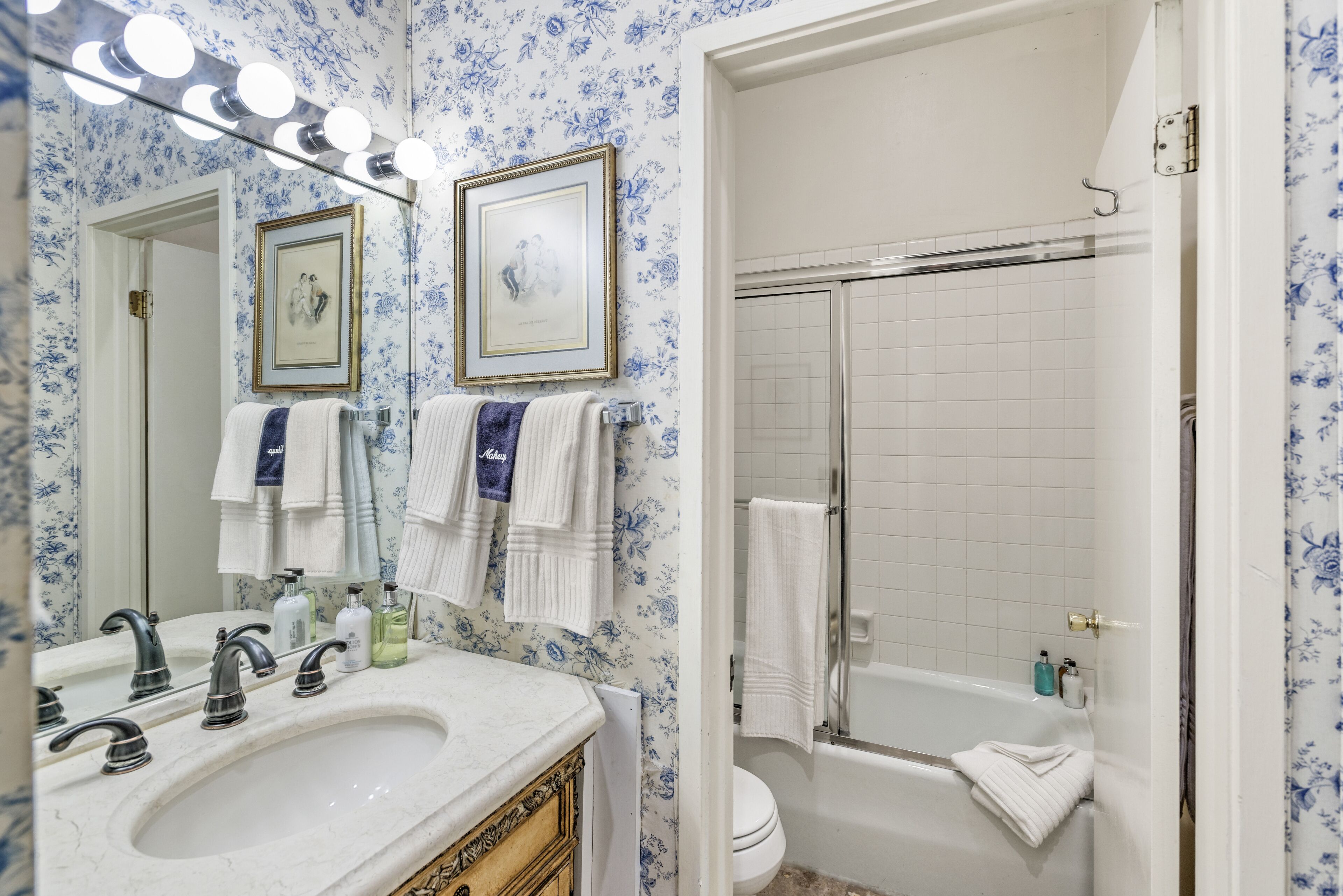 Ein Badezimmer mit Waschbecken, Spiegel und Dusche.