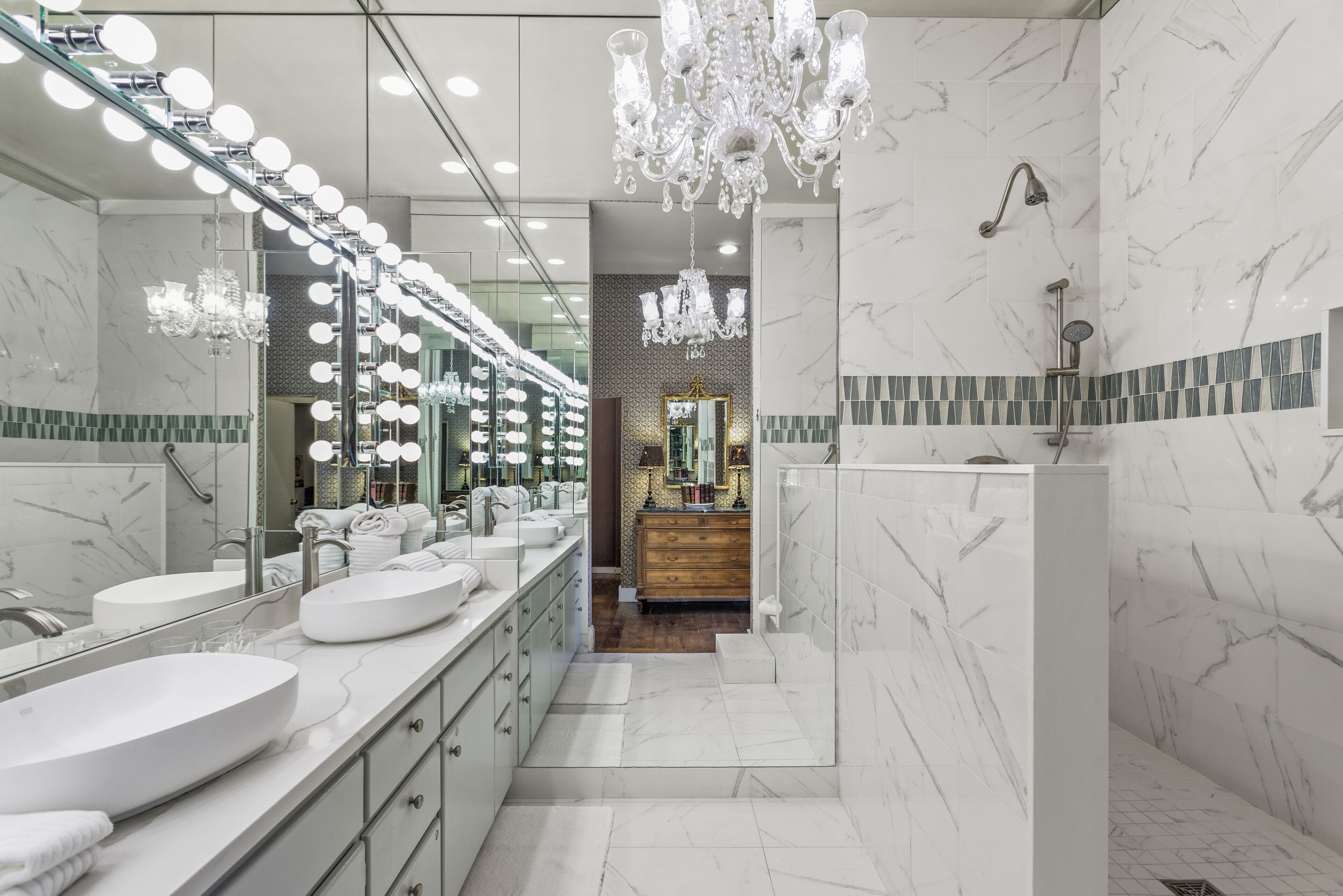 Chambre Standard | Salle de bain | Articles de toilette griffés, séchoir à cheveux, peignoirs