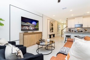 Smart TV, offices - 5 Bedrooms, 4.5 bathrooms Townhouse (Four Corners)