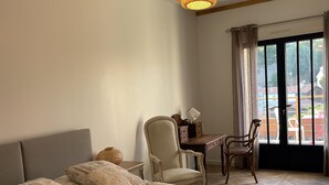 Un dormitorio con una cama grande, un escritorio y una silla.