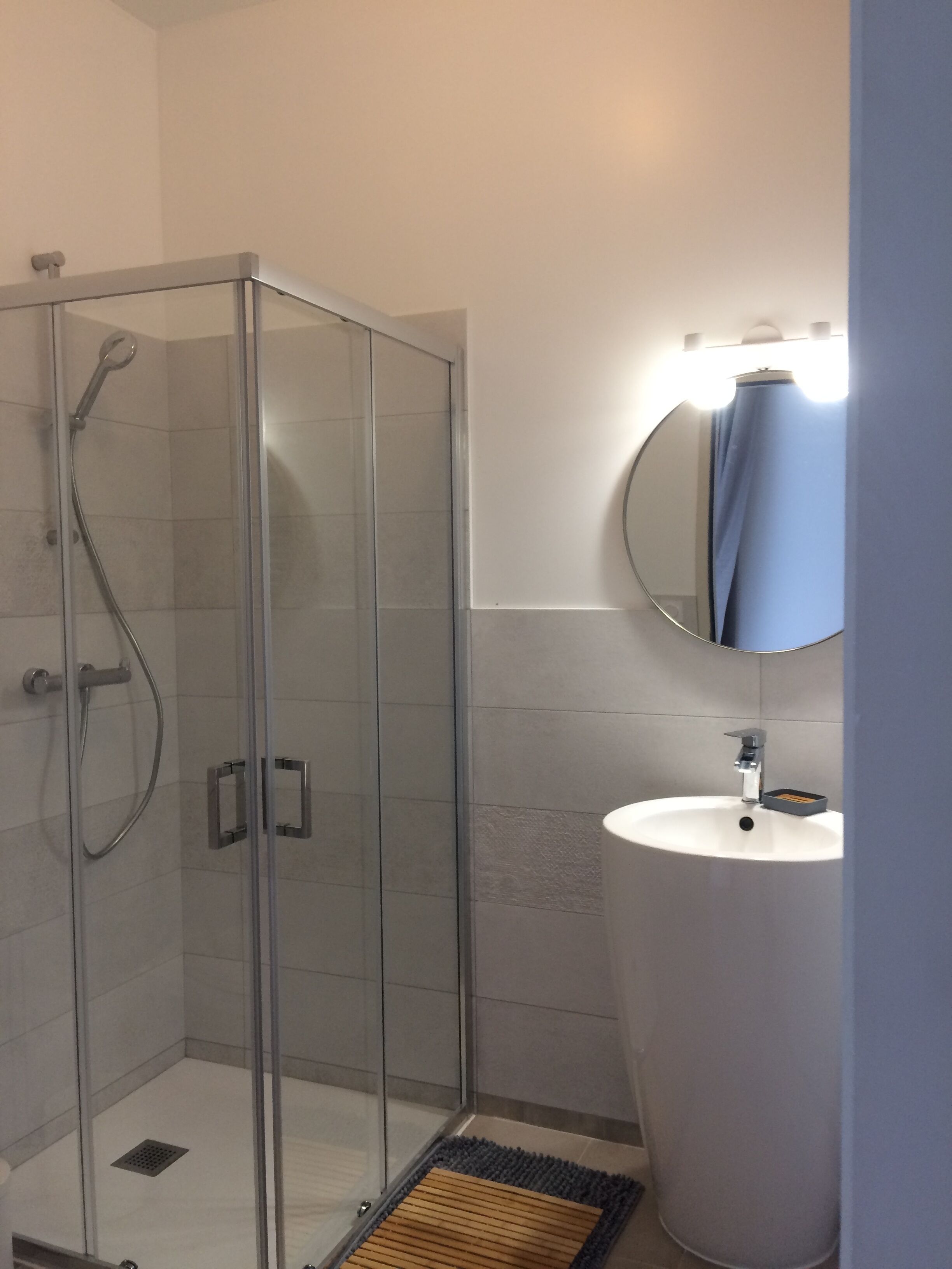 Dobbeltrom – comfort | Bad | Dusj, toalettartikler (inkludert), hårføner og håndklær