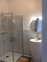 Ducha, artículos de tocador gratuitos, secador de pelo, toallas