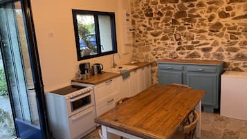 Een minikoelkast, een oven, een kookplaat, een vaatwasser