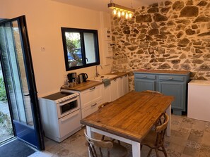 Een minikoelkast, een oven, een kookplaat, een vaatwasser