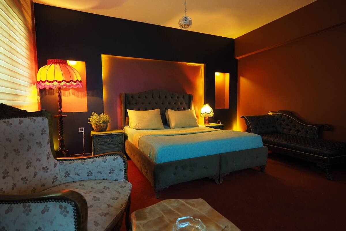 Habitación doble romántica | 1 habitación, decoración personalizada y muebles diferentes