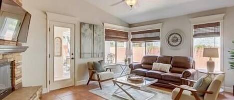 Televisión y chimenea