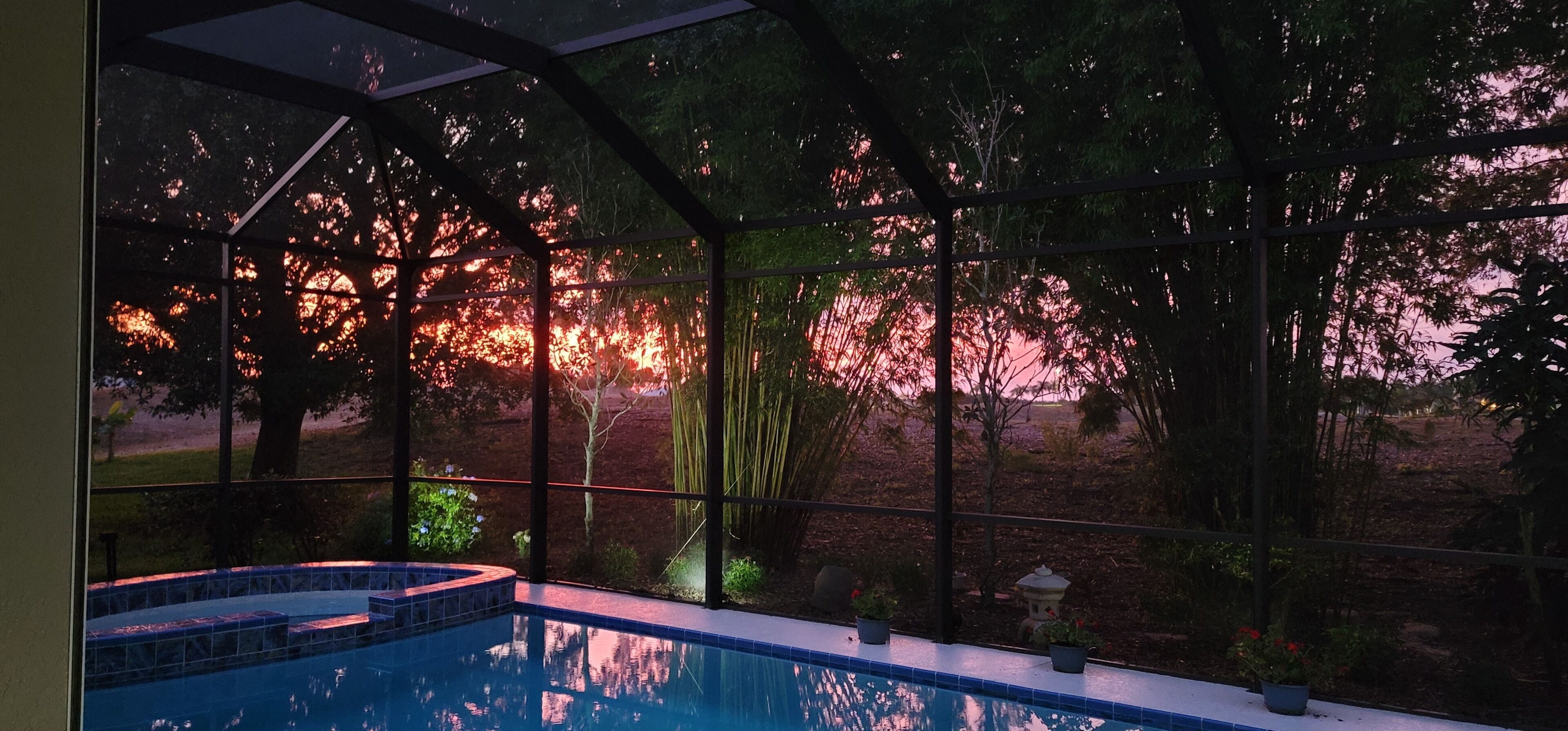 Una piscina al aire libre, una piscina climatizada