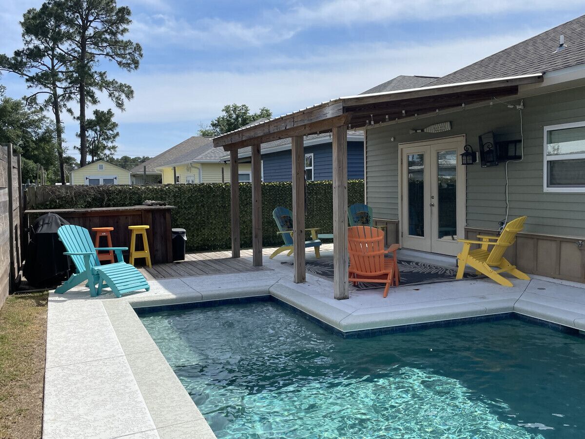 Poolside Oasis 5 Min to Beach, Private Pool, 3 Bedrms, 2 baths, Parking Onsite