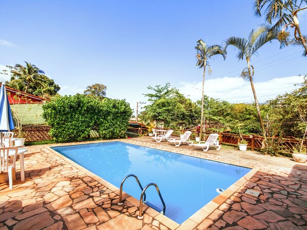 2 utendørsbassenger, bassengparasoller og solsenger