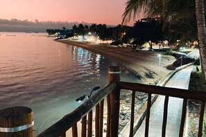 Nära stranden, vit sandstrand, yoga och volleyboll