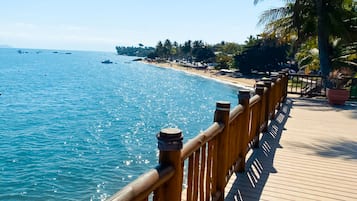 Perto da praia, areia branca, prática de ioga na praia