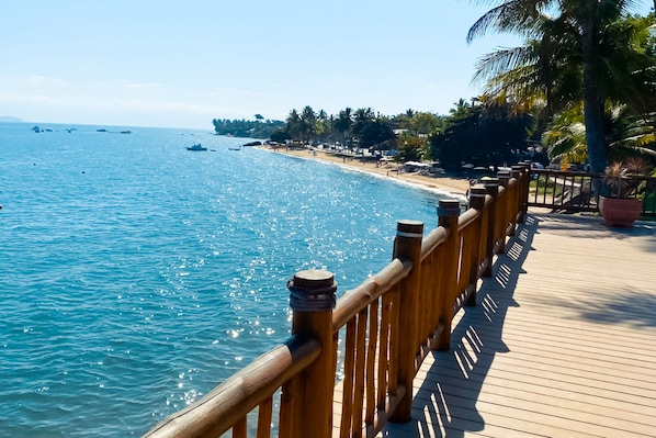 Beach nearby, white sand, beach yoga, beach volleyball - Pousada Aporan (Ilhabela)