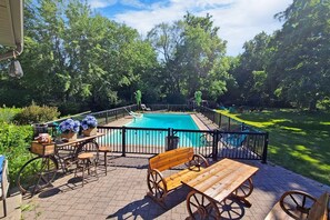 Outdoor pool, a heated pool - Niagara Chalet with pool (Strictly NO PARTY) (Niagara Falls)