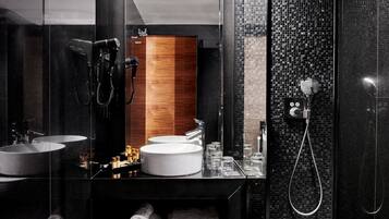Habitación individual | Baño | Ducha, cabezal de ducha tipo lluvia y toallas