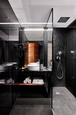 Single Room | Bathroom | Shower, rainfall showerhead, towels - HOTEL MyPALACE LEÓN (León)