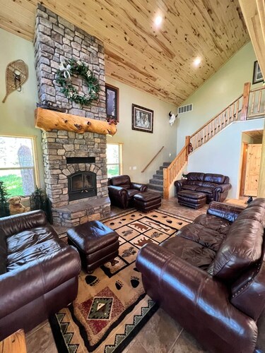 Toasted Marshmallow Lodge COZY CABIN Sleeps 12