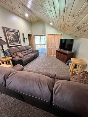 Living area - Toasted Marshmallow Lodge COZY CABIN Sleeps 12 (Fremont County)