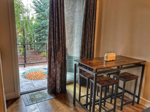 Downtown condo short walk to lake, patio and awesome common area