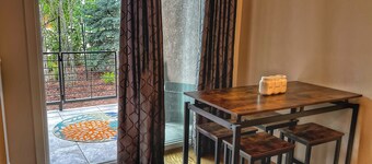 Downtown condo short walk to lake, patio and awesome common area