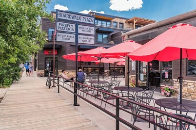Downtown condo short walk to lake, patio and awesome common area