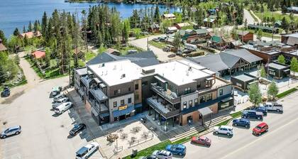 Downtown condo short walk to lake, patio and awesome common area