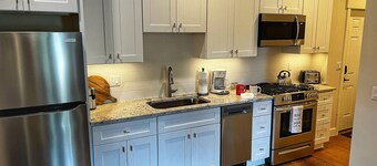 Downtown condo short walk to lake, patio and awesome common area