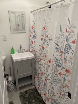 Dusche, Haartrockner, Handtücher, Seife