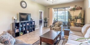 Smart TV - Villa- gated community in Naples near 2 public golf courses short drive to beach (Naples)