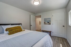 4 bedrooms, free WiFi, bed sheets - Beach House (Lake Mills)