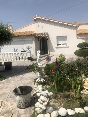 Property grounds - Beautiful detached villa 2 km from Cap D'Agde large swimming pool (Agde)