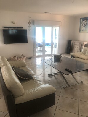 TV, stereo - Beautiful detached villa 2 km from Cap D'Agde large swimming pool (Agde)