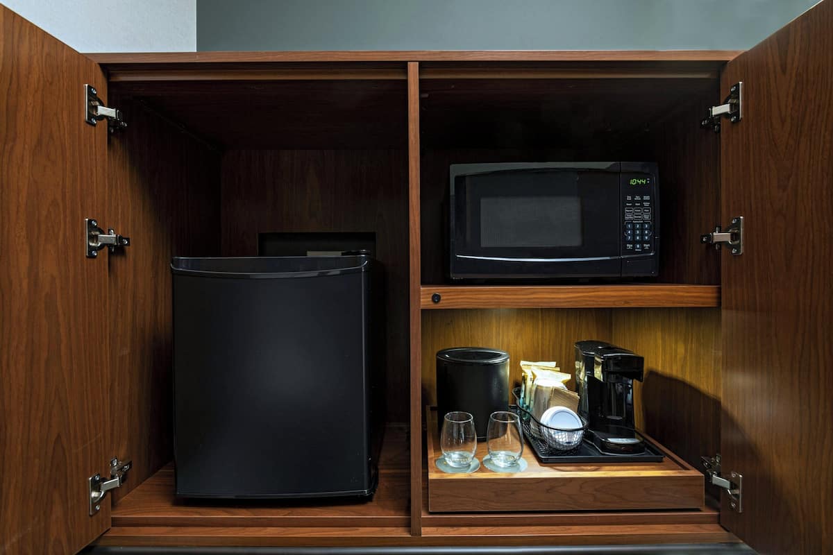 Bộ đồ giường kháng dị ứng, minibar, bàn, bộ trải giường 