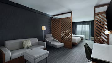 Suite, Mehrere Betten | Allergikerbettwaren, Minibar, Schreibtisch, Bettwäsche