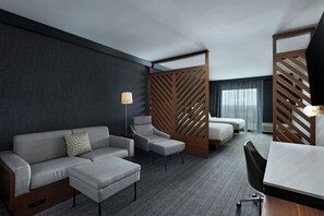 Suite, varias camas | Ropa de cama hipoalergénica, minibar, escritorio y ropa de cama