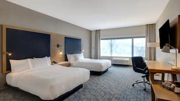 Habitación, 2 camas de matrimonio | 1 dormitorio, escritorio, espacio para trabajar con un portátil