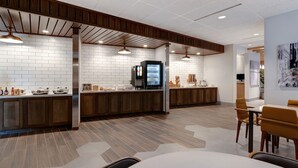 Een moderne keuken met witte metrotegels, houten kasten en een centraal eiland.