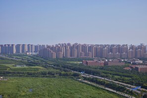 Zona residencial de gran altura con edificios de apartamentos, una autopista y áreas verdes.