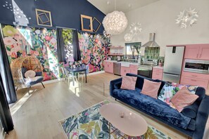 Smart TV, books, stereo