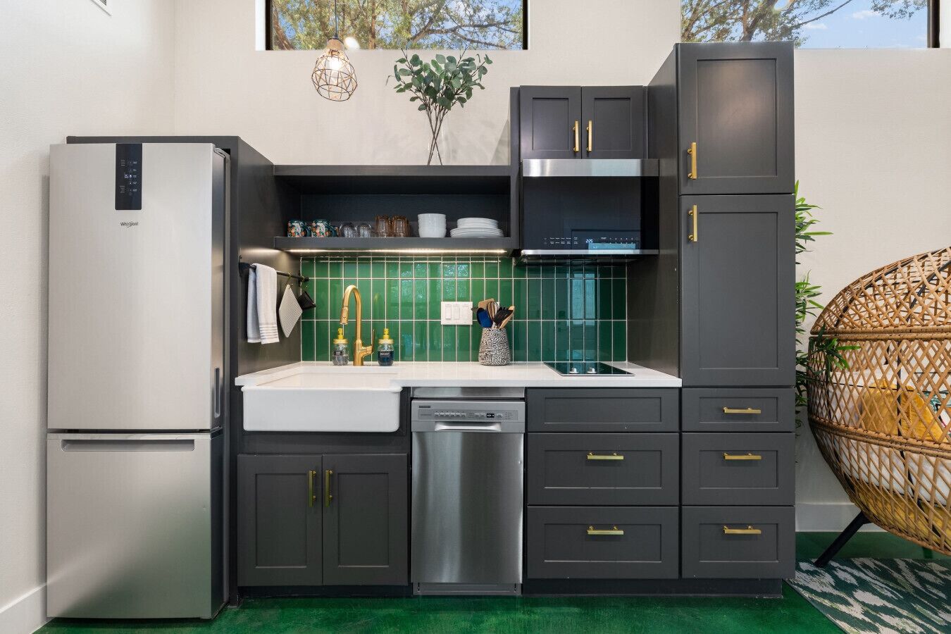 Coffee/tea maker, fridge, microwave, stovetop