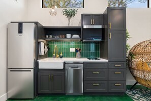 Fridge, microwave, stovetop, dishwasher