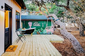 Outdoor dining - Relaxing Lux Cabin: Outdoor Tub, Hammock, BBQ (Wimberley)