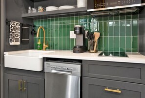 Fridge, microwave, stovetop, dishwasher
