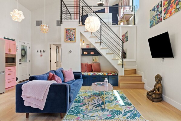Smart TV, books, stereo